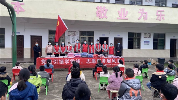 市城投集團(tuán)開展“黨建引領(lǐng)學(xué)雷鋒，志愿服務(wù)展風(fēng)采”送溫暖活動(dòng)