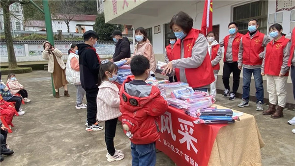市城投集團(tuán)開展“黨建引領(lǐng)學(xué)雷鋒，志愿服務(wù)展風(fēng)采”送溫暖活動(dòng)